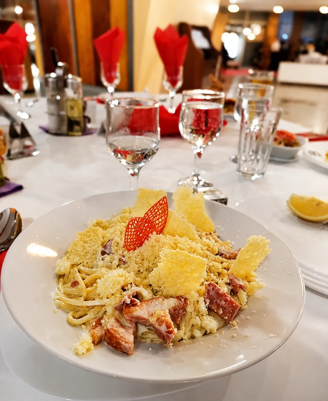 Paste carbonara cu chipsuri de parmezan, în restaurantul hotelului