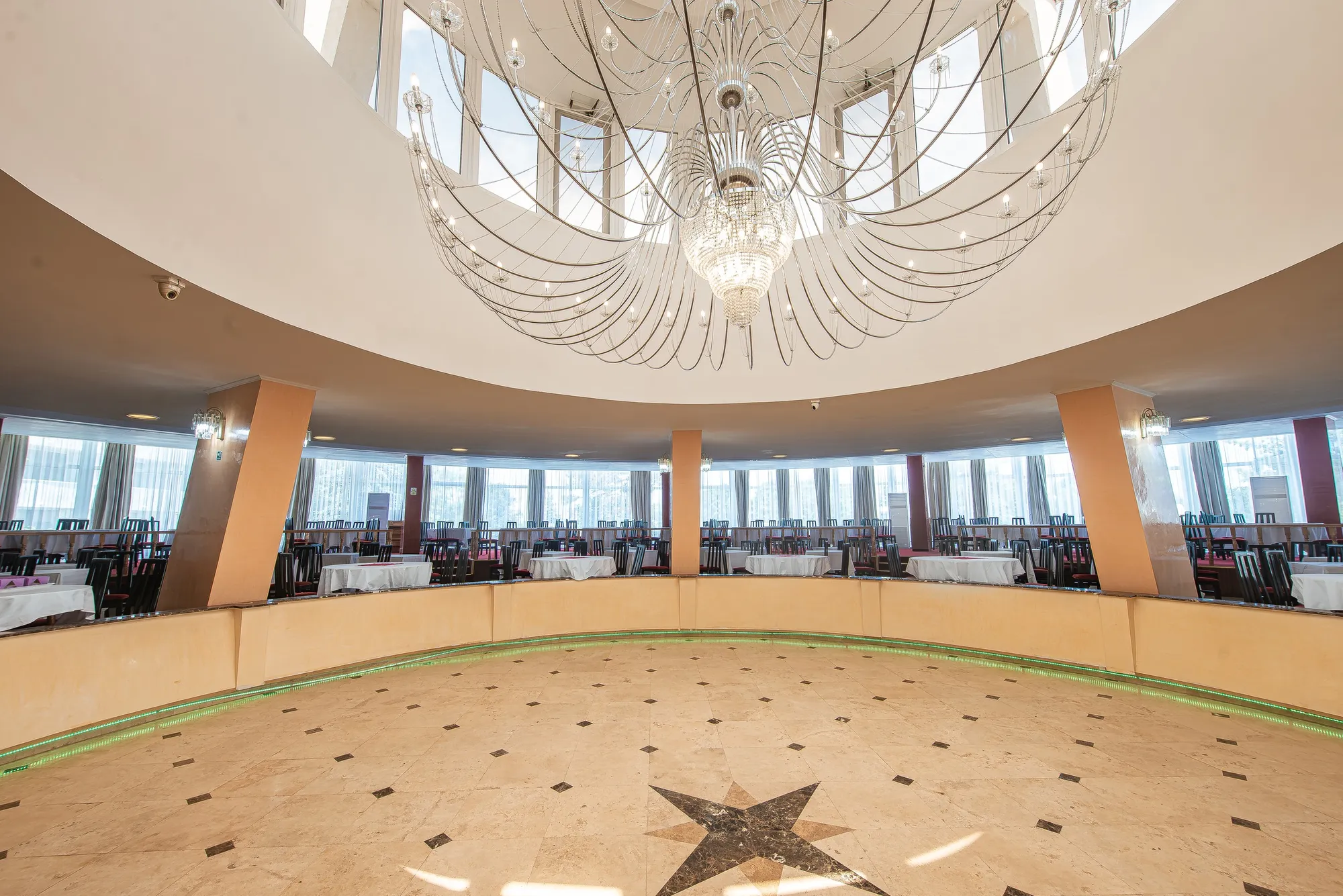 Sala circulară a restaurantului, cu candelabru spectaculos și ring de dans