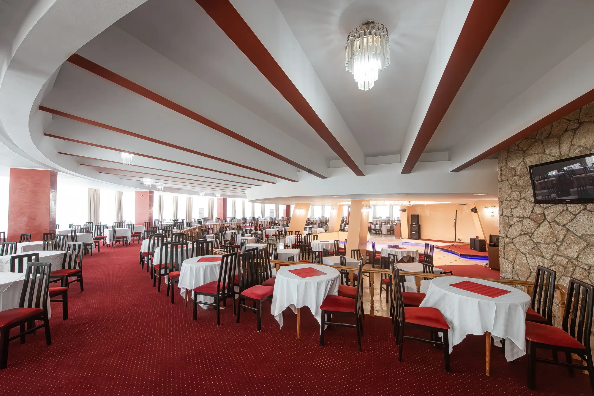 Salonul amplu al restaurantului, cu mese pregătite pentru servire