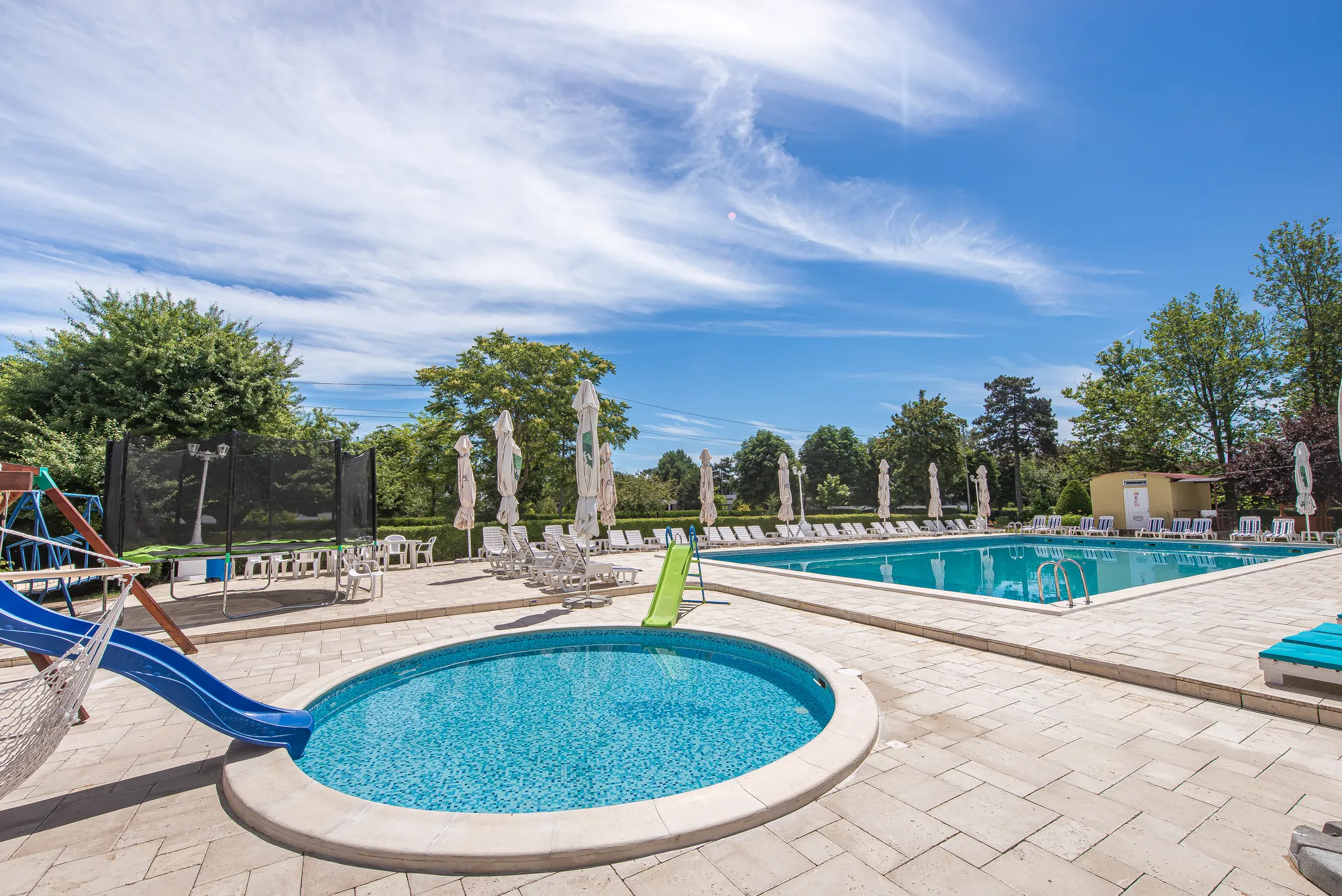 Piscina pentru copii, cu tobogane, lângă piscina mare