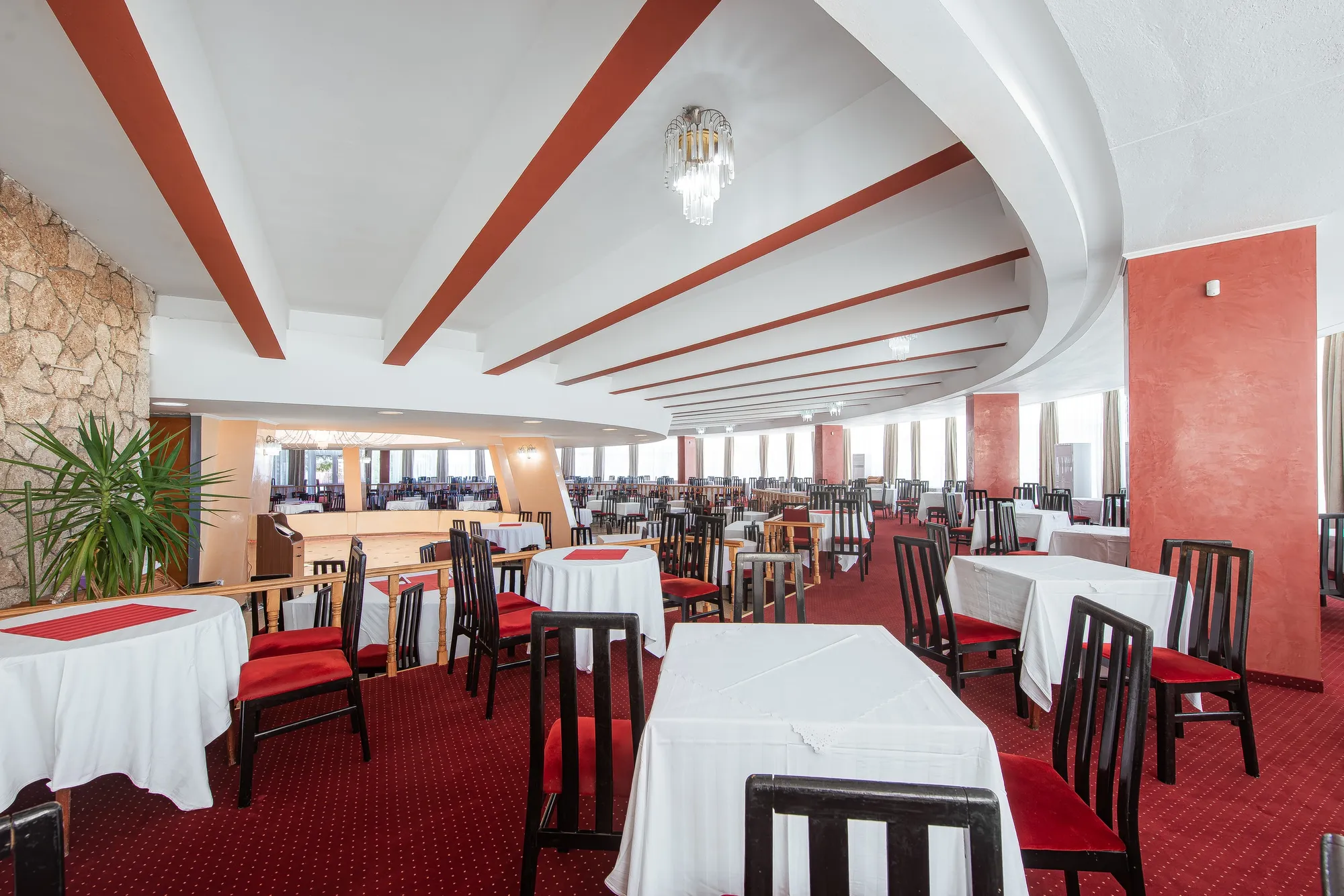 Mese aranjate elegant în restaurantul hotelului
