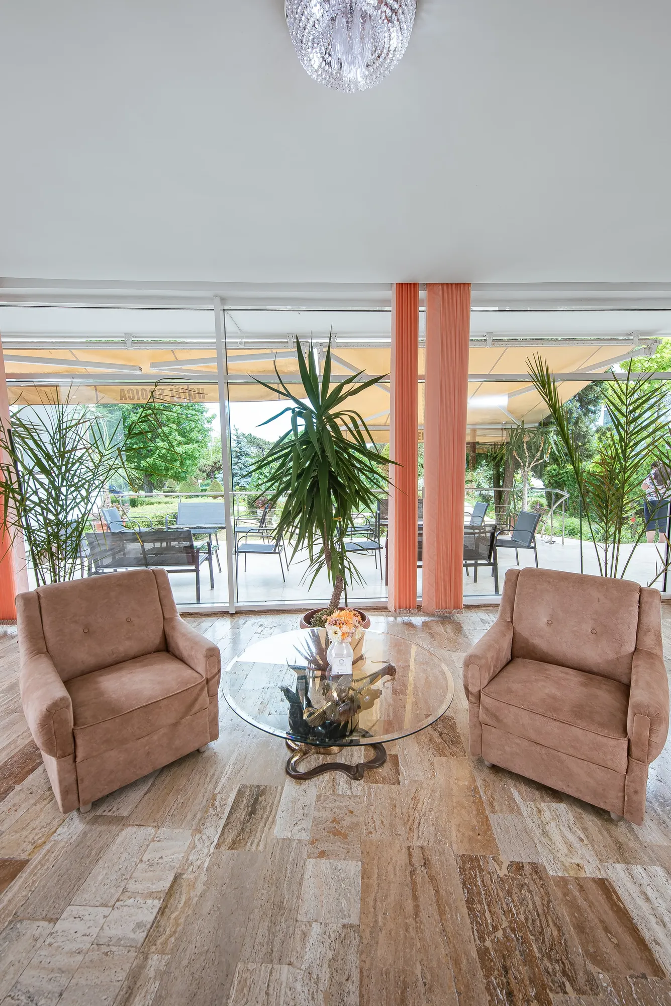 Zona de relaxare din hol, cu vedere prin peretele vitrat