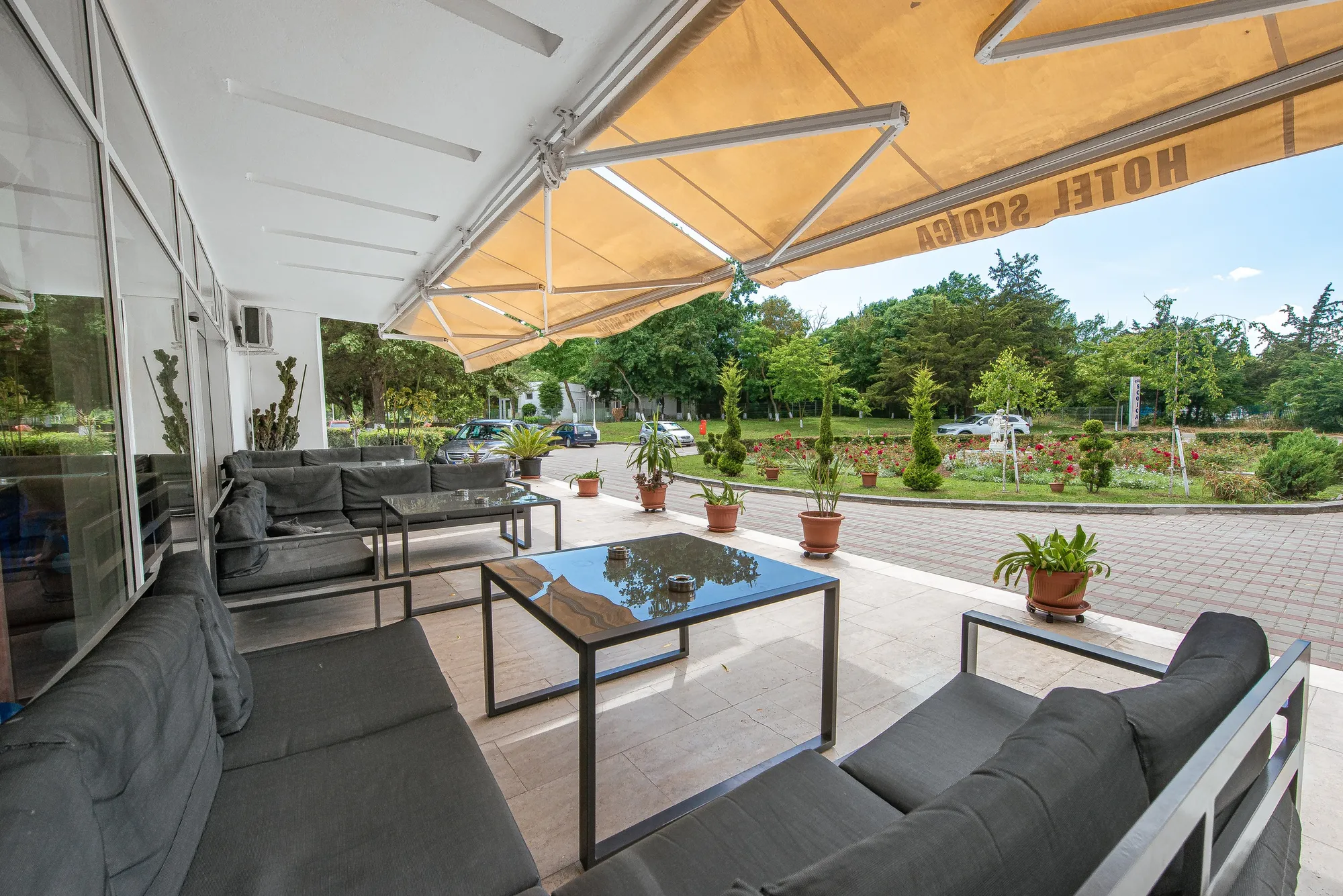 Terasa-lounge acoperită, cu vedere largă spre grădină