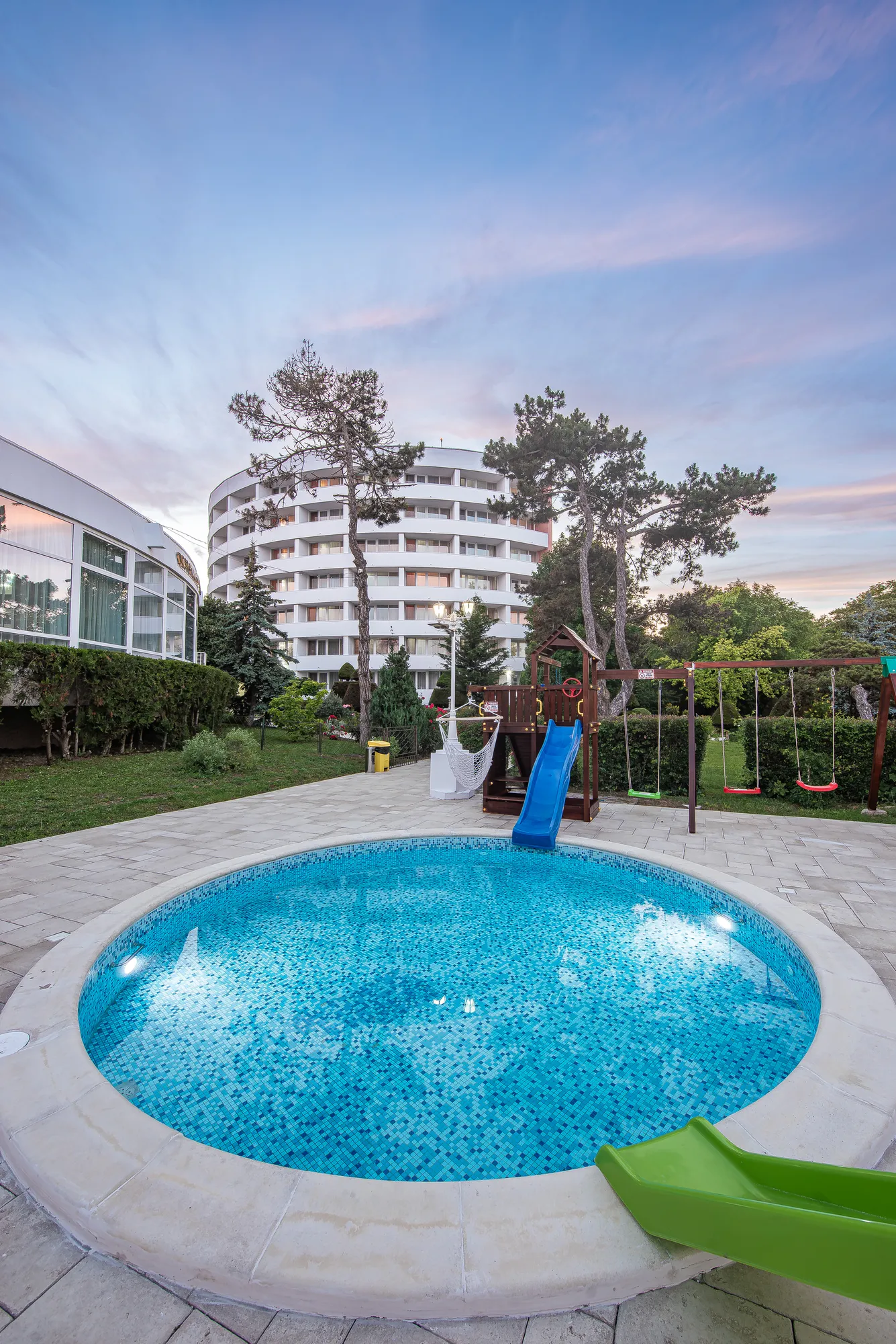 Piscina copiilor și locul de joacă, pe înserat