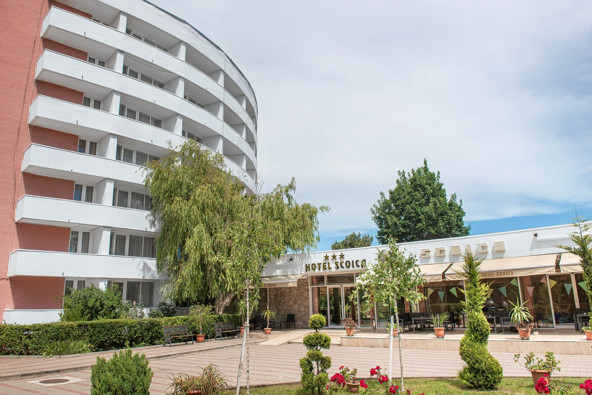 Fațada curbată a hotelului și intrarea principală