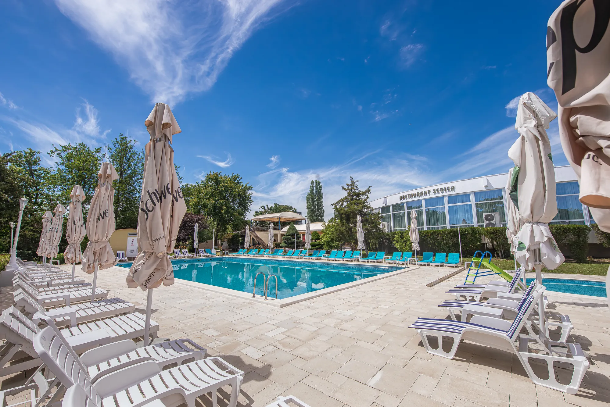 Șezlonguri și umbrele la piscina principală