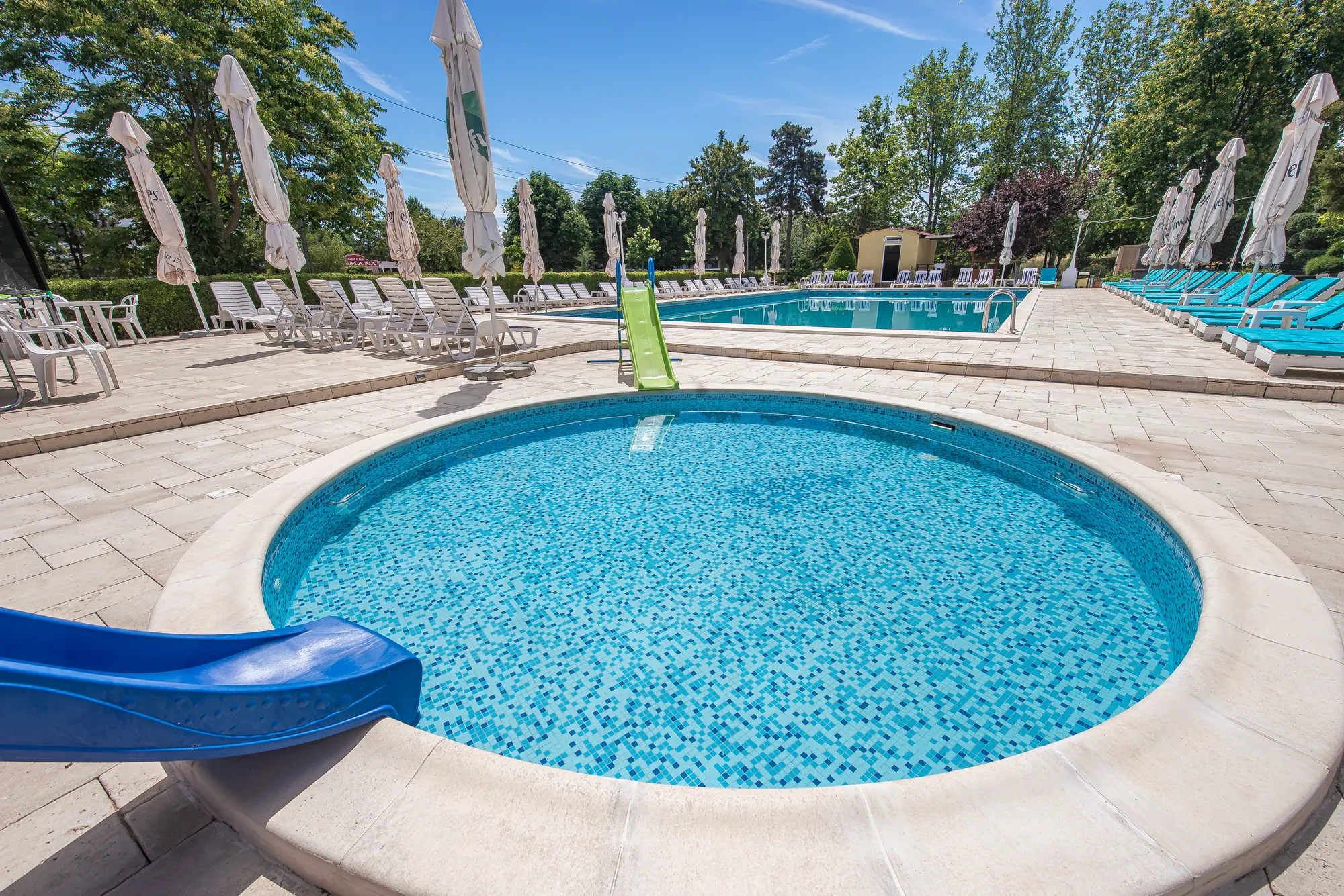 Piscina rotundă pentru copii, cu toboganul albastru