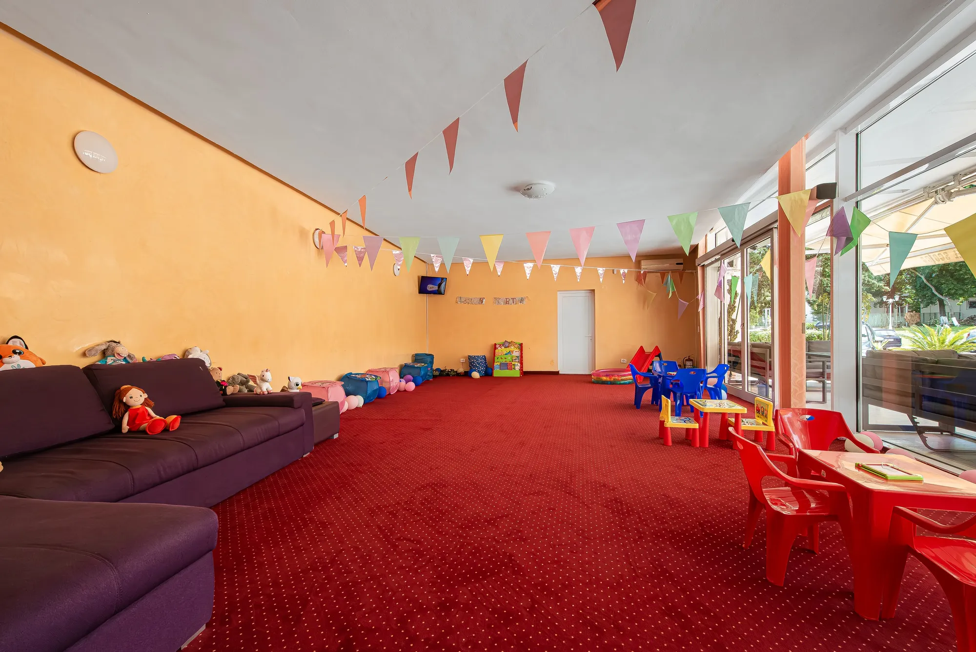 Sala de joacă interioară pentru copii, amenajată vesel