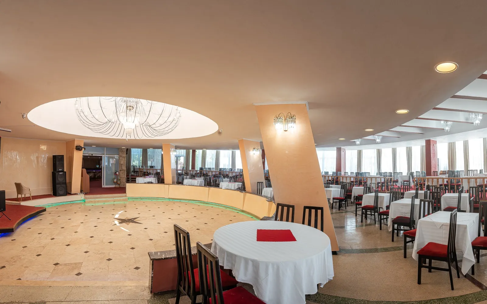 Salonul restaurantului pregătit pentru un eveniment de grup