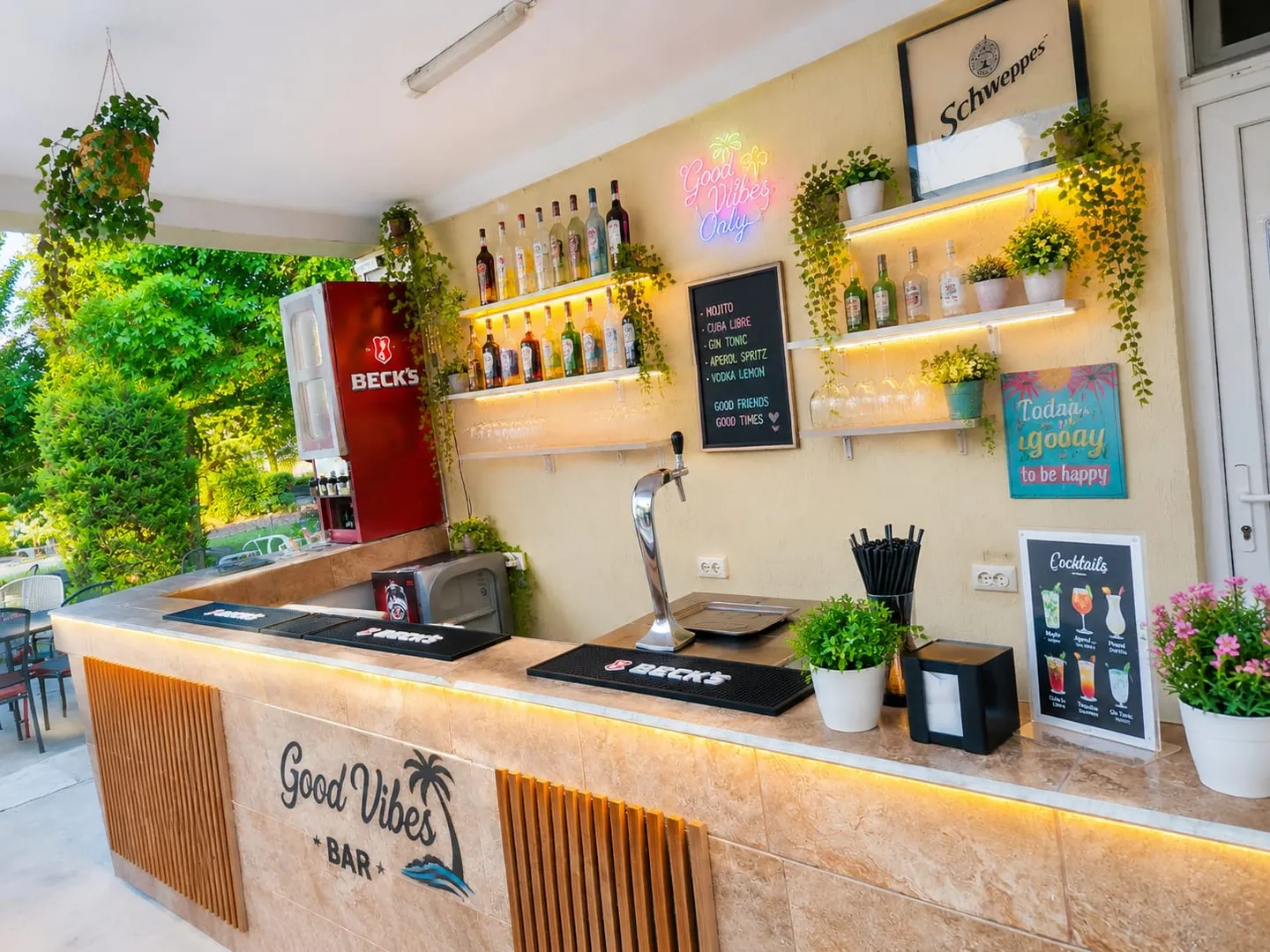 Good Vibes Bar, barul de la piscină — tejgheaua cu lista de cocktailuri și firma luminoasă